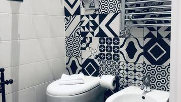 Doccia, asciugacapelli, bidet, asciugamani