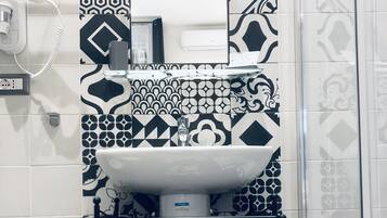 Doccia, asciugacapelli, bidet, asciugamani