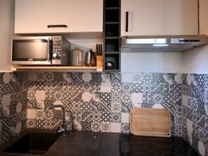 Micro-ondes, four, lave-vaisselle, cafetière/bouilloire