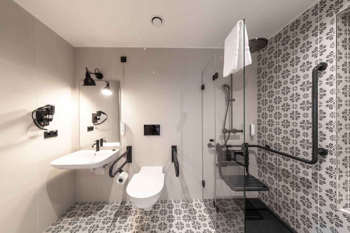 shower, free toiletries, towels, soap