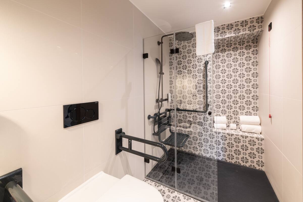 shower, free toiletries, towels, soap