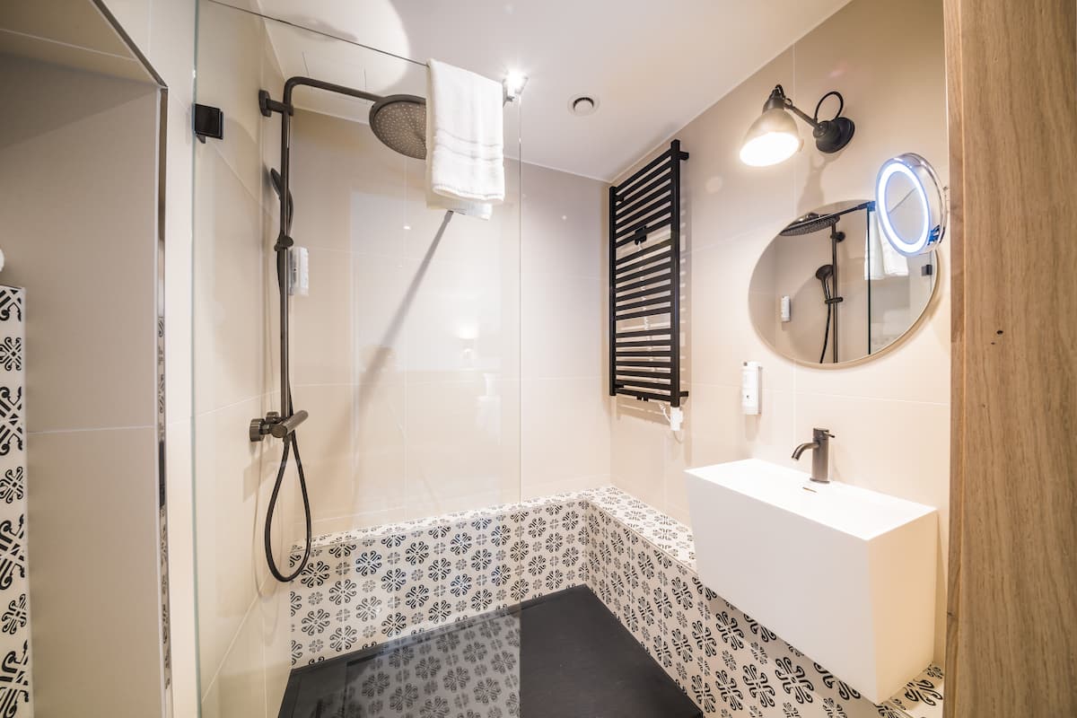 standard room | egyptian cotton sheets, premium bedding, in-room safe, desk