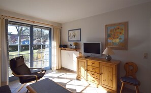TV, stereo - Comfortable, bright vacation apartment near the forest in Eichenpark, max. 4 pers., WLAN (Prerow)