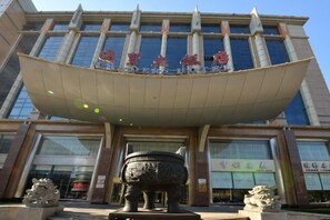 A building with a large overhang and a sign that reads "PARKERS HOTEL". - Ying Kou Hua Tian Hotel (Yingkou)