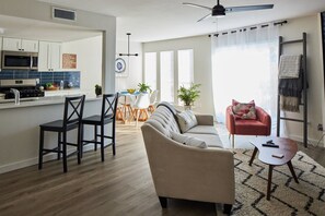 Televisión, chimenea y estéreo 