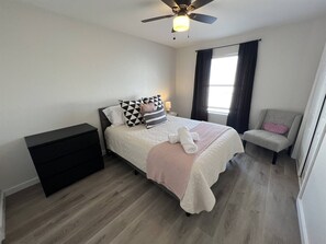 2 bedrooms, iron/ironing board, free WiFi - Modern Townhouse Near Apple & The Domain (Austin)