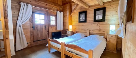 3 bedrooms, desk, WiFi