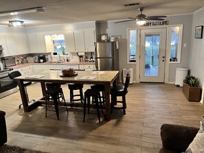 Fridge, microwave, oven, stovetop - Castaway Cottage, a haven of peace and relaxation, awaits you. (Newellton)