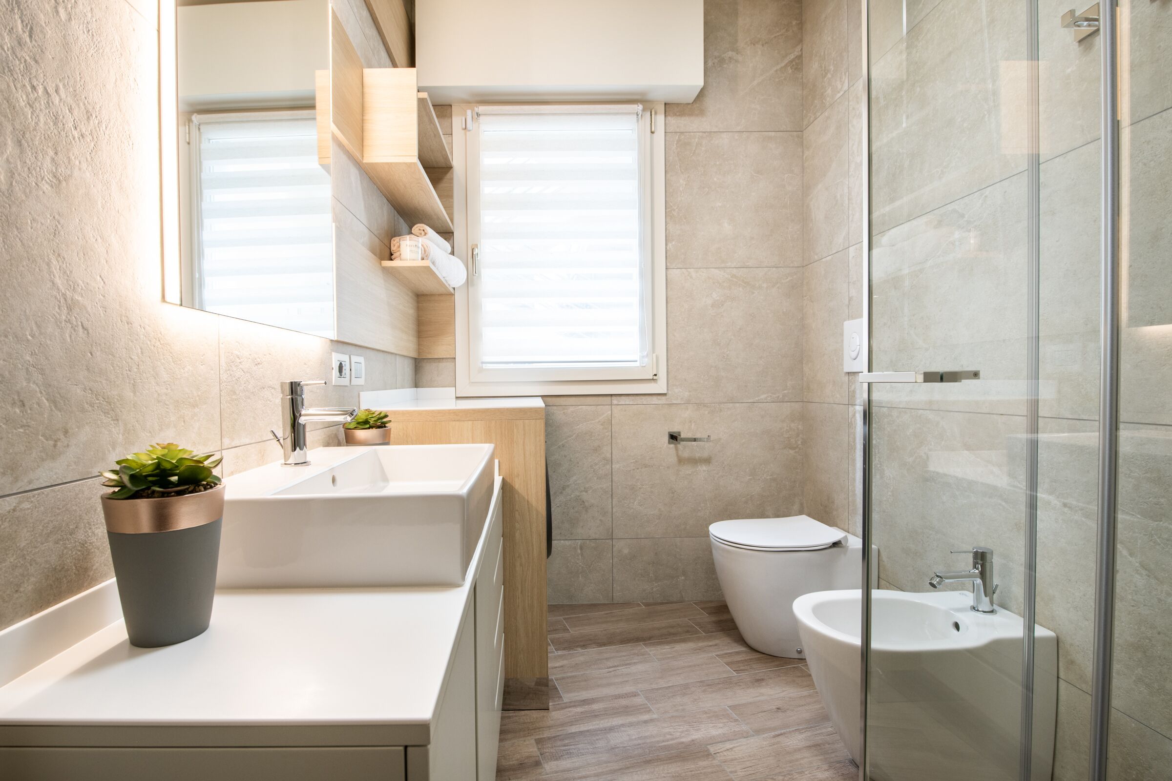 Een douche, een haardroger, een bidet, handdoeken
