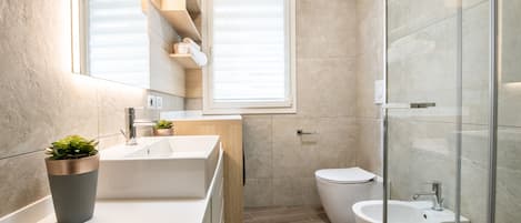Dusche, Haartrockner, Bidet, Handtücher