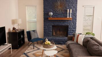 Télévision, cheminée, chaßne hi-fi