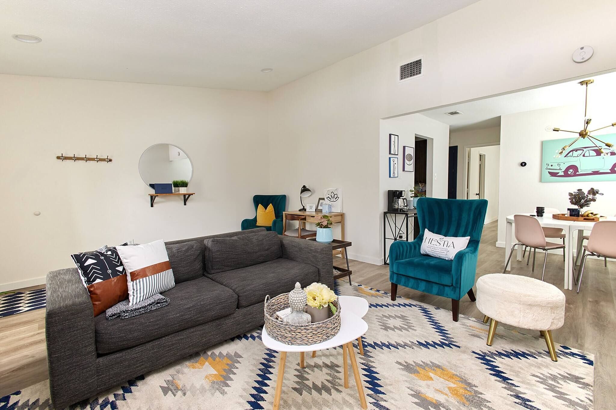 Télévision, cheminée, chaîne hi-fi