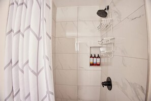 Combined shower/bathtub, hair dryer, shampoo, toilet paper - 2BR Ensuite | Near UT & The Domain (Austin)