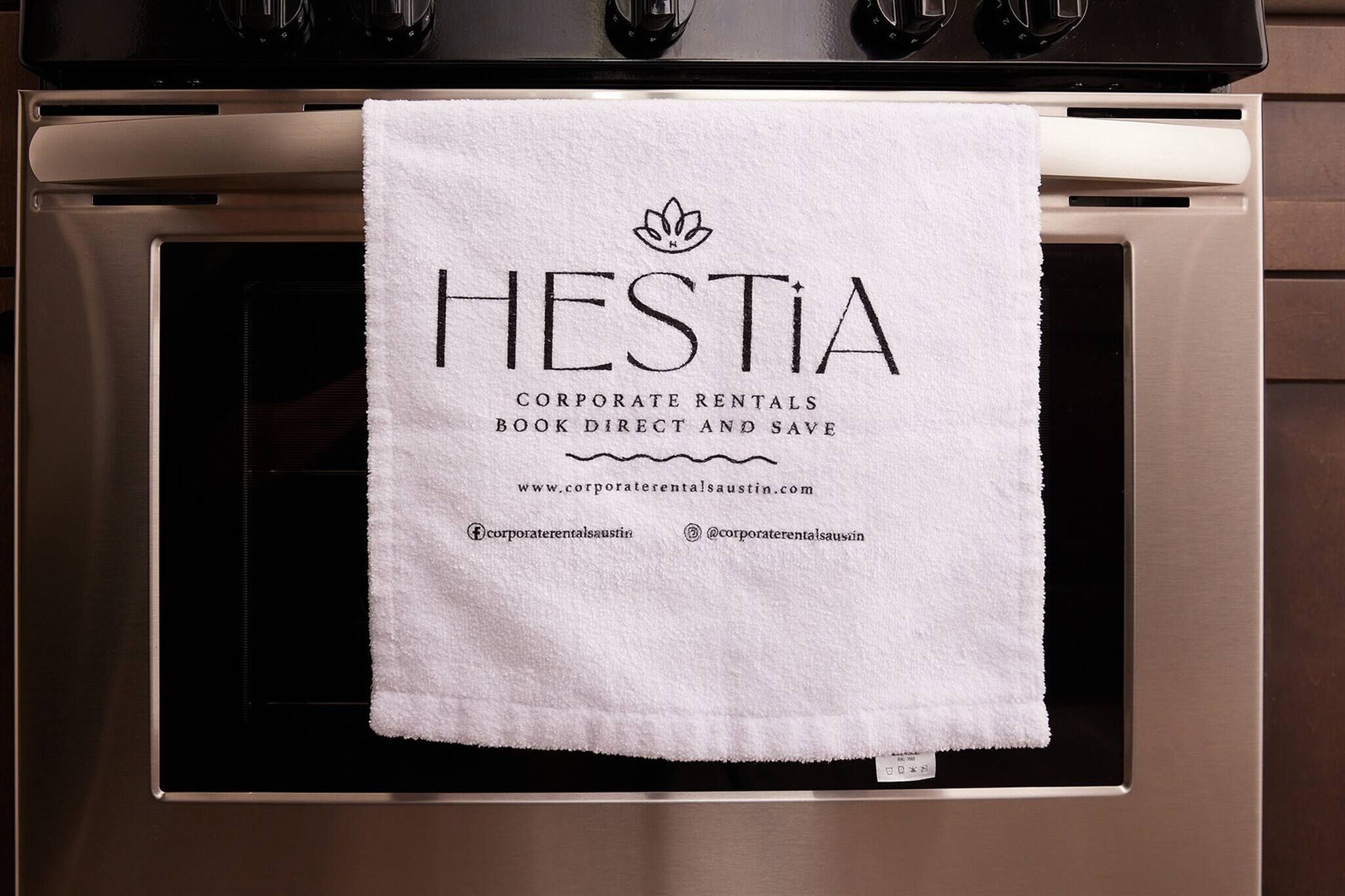 Una cocina con un horno de acero inoxidable y una toalla colgada en la puerta.