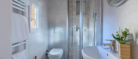 Shower, hair dryer, bidet, towels