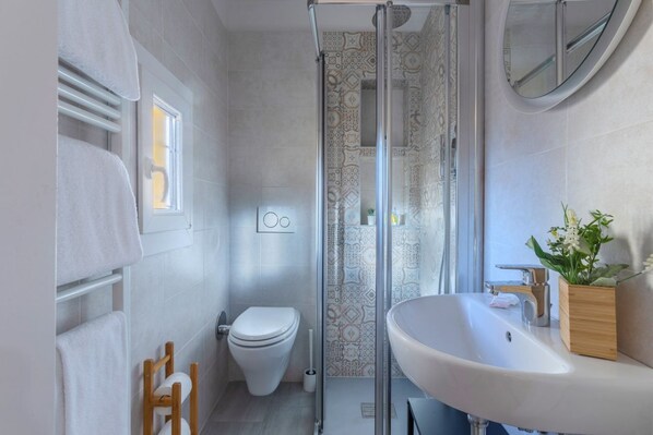 Dusche, Haartrockner, Bidet, Handtücher
