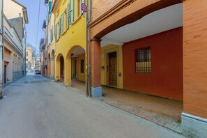 Exterior - GuestHost - The apartment is located in the center, near the university area and piazza Aldrovandi with trendy bars and food shops. It presents itself as the perfect solution for short business or tourist stays.Bus stop in via San Vitale. We are located  (Bologna)