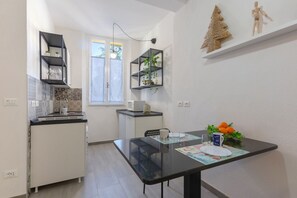 Fridge, microwave, stovetop, cookware/dishes/utensils - GuestHost - The apartment is located in the center, near the university area and piazza Aldrovandi with trendy bars and food shops. It presents itself as the perfect solution for short business or tourist stays.Bus stop in via San Vitale. We are located  (Bologna)
