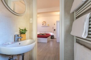 Dusj, hårføner, bidé og håndklær