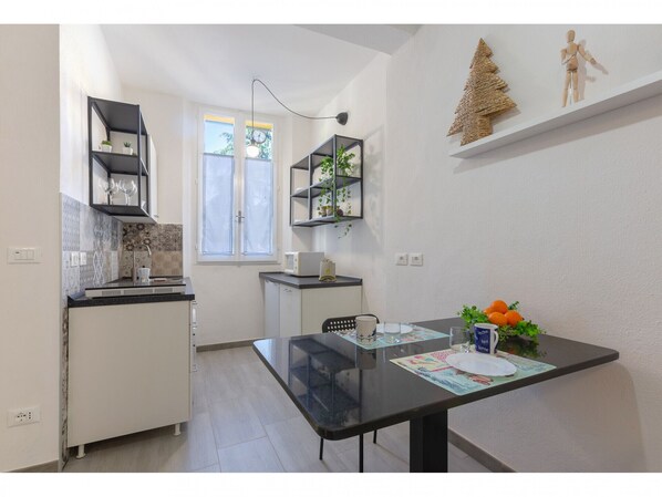 Fridge, microwave, stovetop, cookware/dishes/utensils - San Vitale University Center Apartment (Bologna)