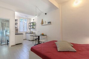 1 bedroom, iron/ironing board, WiFi, bed sheets - GuestHost - The apartment is located in the center, near the university area and piazza Aldrovandi with trendy bars and food shops. It presents itself as the perfect solution for short business or tourist stays.Bus stop in via San Vitale. We are located  (Bologna)