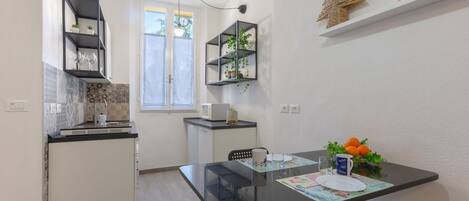 Réfrigérateur, micro-ondes, plaque de cuisson