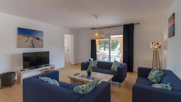 Smart-tv en een tafeltennistafel