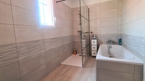 Suihkun ja ammeen yhdistelmä, hiustenkuivaaja