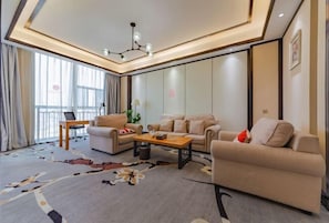 Una sala de estar moderna con un conjunto de sofá, una mesita de centro y una lámpara.