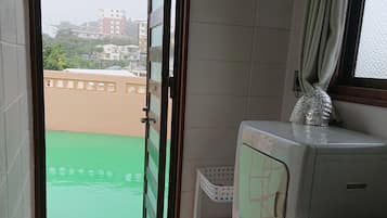 Deluxe Apartment | Laundry