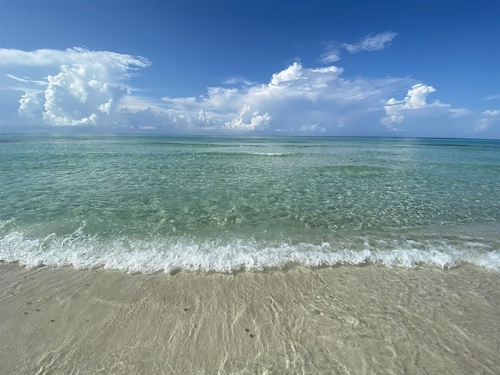 PRIVATE BEACH - Gulf Peeks - Newly renovated - Bikes incl - 7 Palms