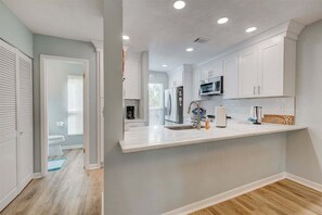 Fridge, microwave, oven, stovetop - PRIVATE BEACH - Gulf Peeks - Newly renovated - Bikes incl - 7 Palms (Panama City Beach)