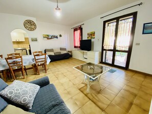 Apartment | Wohnbereich | 24-Zoll-Flachbildfernseher mit Kabelempfang, Fernseher