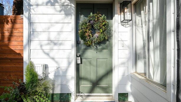 A front door with a wreath, a mailbox, and a doorbell. - Bright and Modern Basement Apartment ✿ DT Neighborhood (Vancouver)