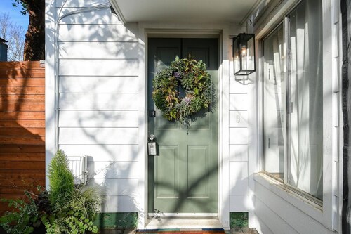 Bright and Modern Basement Apartment ✿ DT Neighborhood