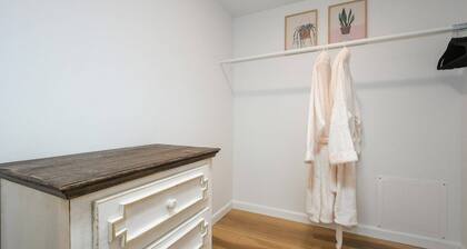 Bright and Modern Basement Apartment ✿ DT Neighborhood