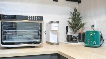 Fridge, oven, dishwasher, coffee/tea maker