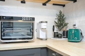 Refrigerador, horno, lavavajillas y cafetera y tetera