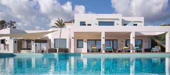 Extravagant 8 BDRM Villa In Marbella, Beachside ✔