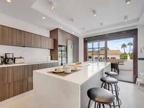 Een koelkast, een microgolfoven, een oven, een vaatwasser