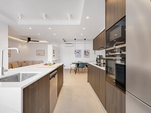 Een koelkast, een microgolfoven, een oven, een vaatwasser