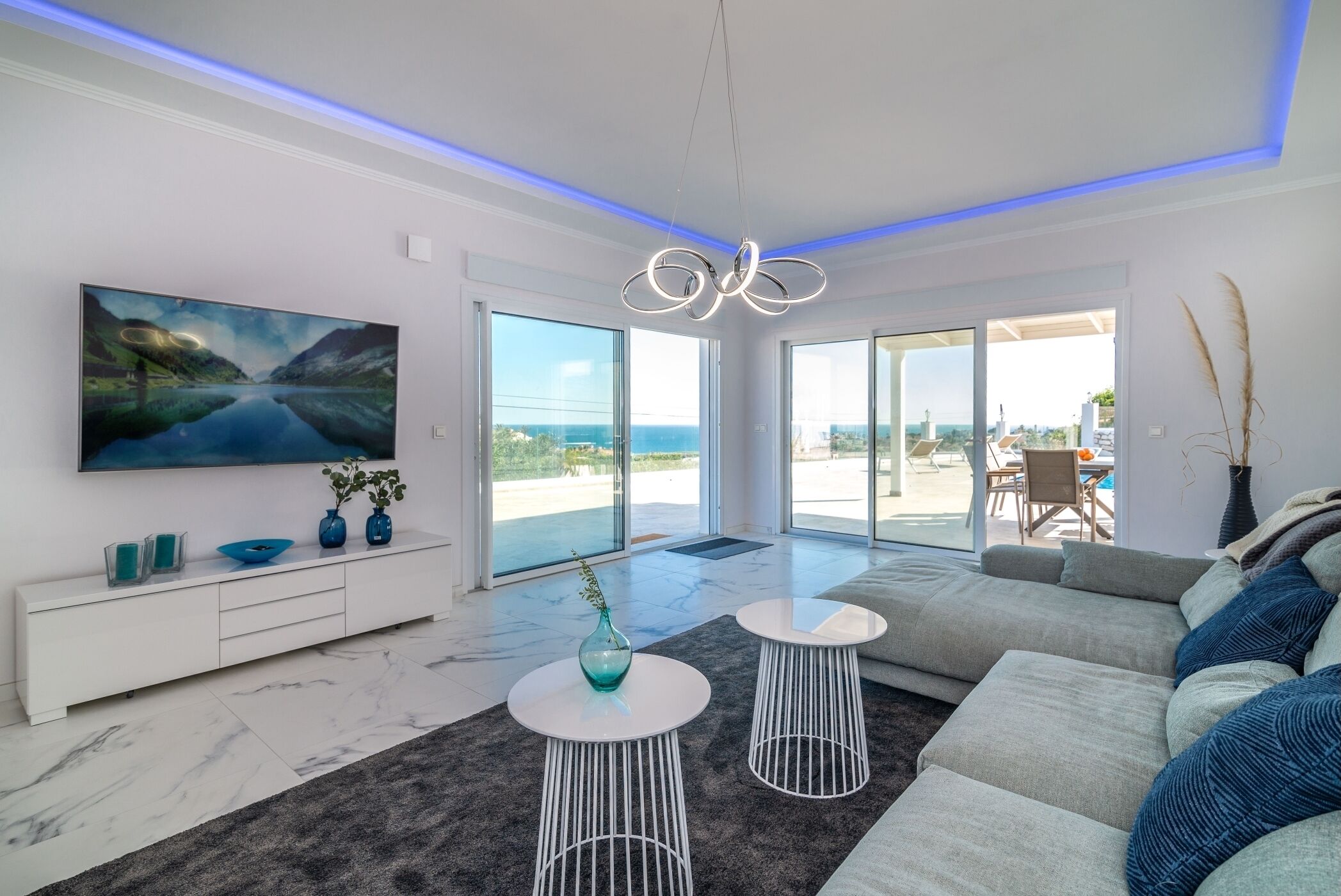 TV, tavolo da ping pong, impianto stereo