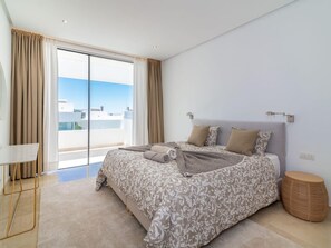 4 slaapkamers, een strijkplank/strijkijzer, internet, beddengoed