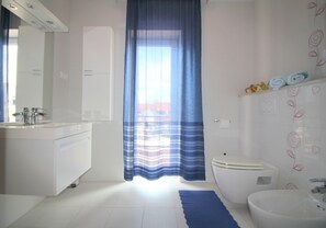 Doccia, asciugacapelli, bidet, asciugamani
