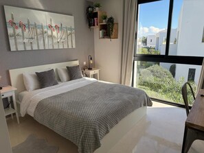 5 bedrooms, iron/ironing board, Internet, bed sheets