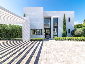 المنشأة من الخارج