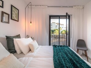 2 slaapkamers, een strijkplank/strijkijzer, gratis internet, beddengoed