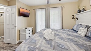 Room - Secluded 1 BR Cabin w/ Hot Tub, Wi-Fi, Pool Access, Free Tickets (Sevierville)