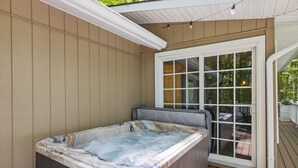 Terrace/patio - Secluded 1 BR Cabin w/ Hot Tub, Wi-Fi, Pool Access, Free Tickets (Sevierville)