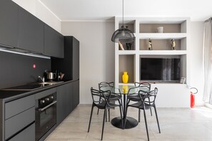 Refrigerador, horno, cafetera y tetera y tetera eléctrica 
